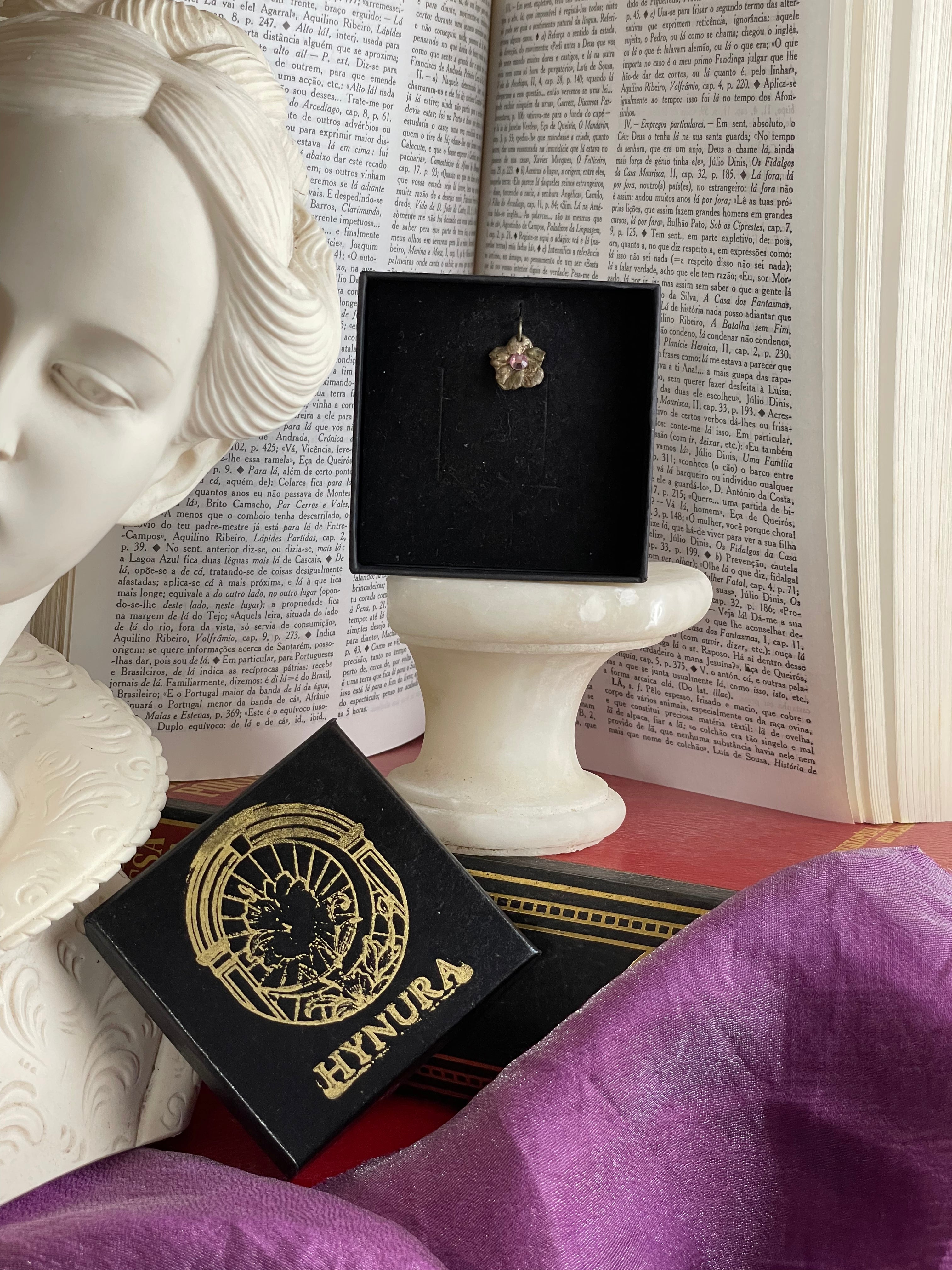 Coleção Flor Eterna – Pendente Flor em Bronze Feito à Mão com Cristal Rosa Claro