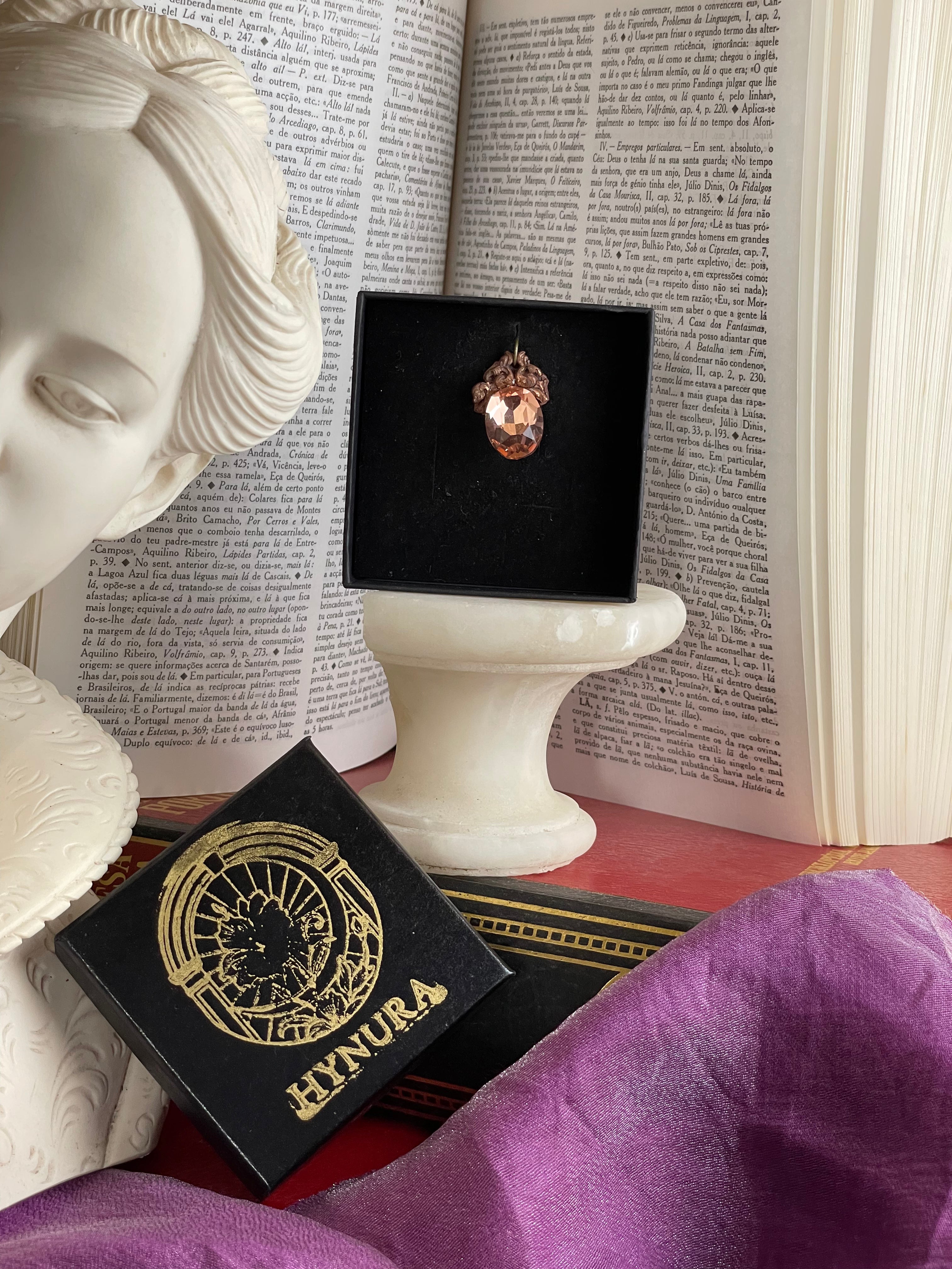 Coleção Ressonância Arcana – Pendente artesanal em cobre com cristal oval salmão