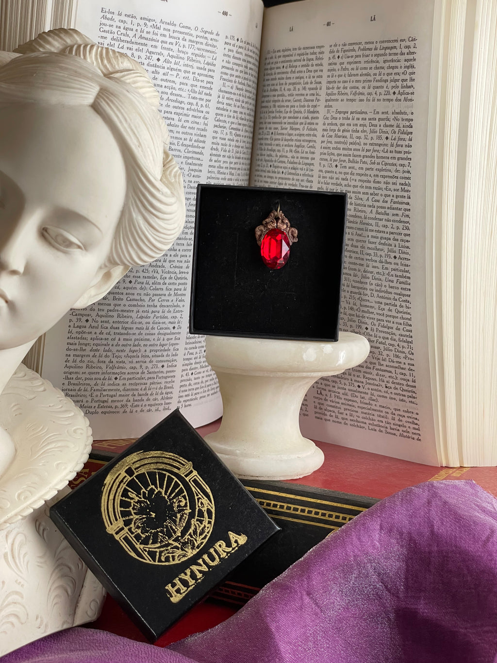 Coleção Ressonância Arcana – Pendente de cobre feito à mão com cristal oval vermelho