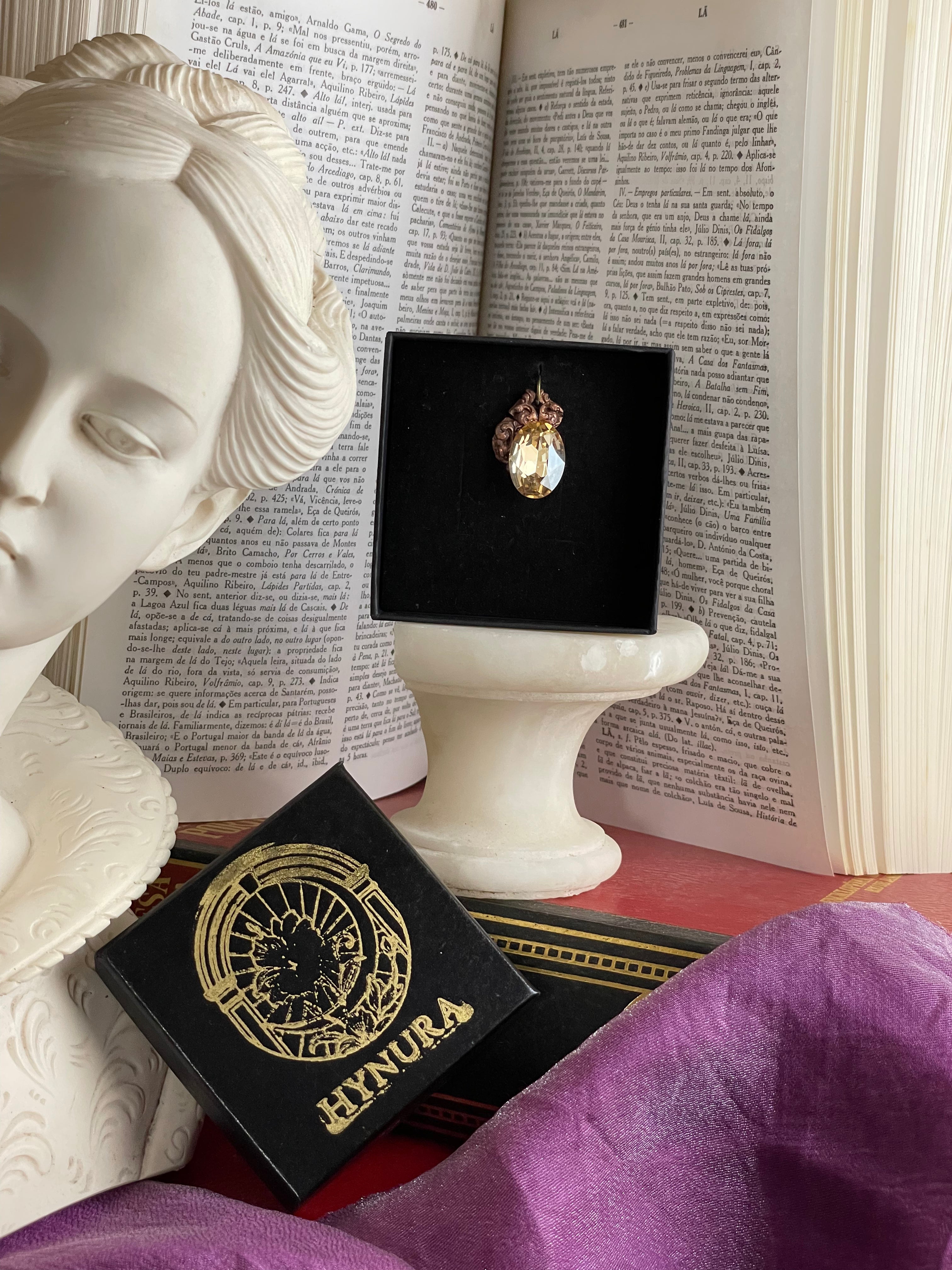 Coleção Ressonância Arcana – Pendente artesanal em cobre com cristal oval âmbar claro