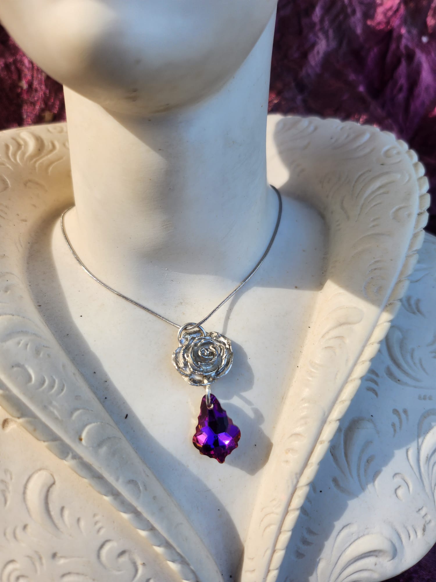 Conjunto de joyería de plata con cristal fucsia: collar y pendientes de rosa de plata fina 999 hechos a mano. Regalo de lujo de Fairycore. Conjunto de fantasía artesanal.