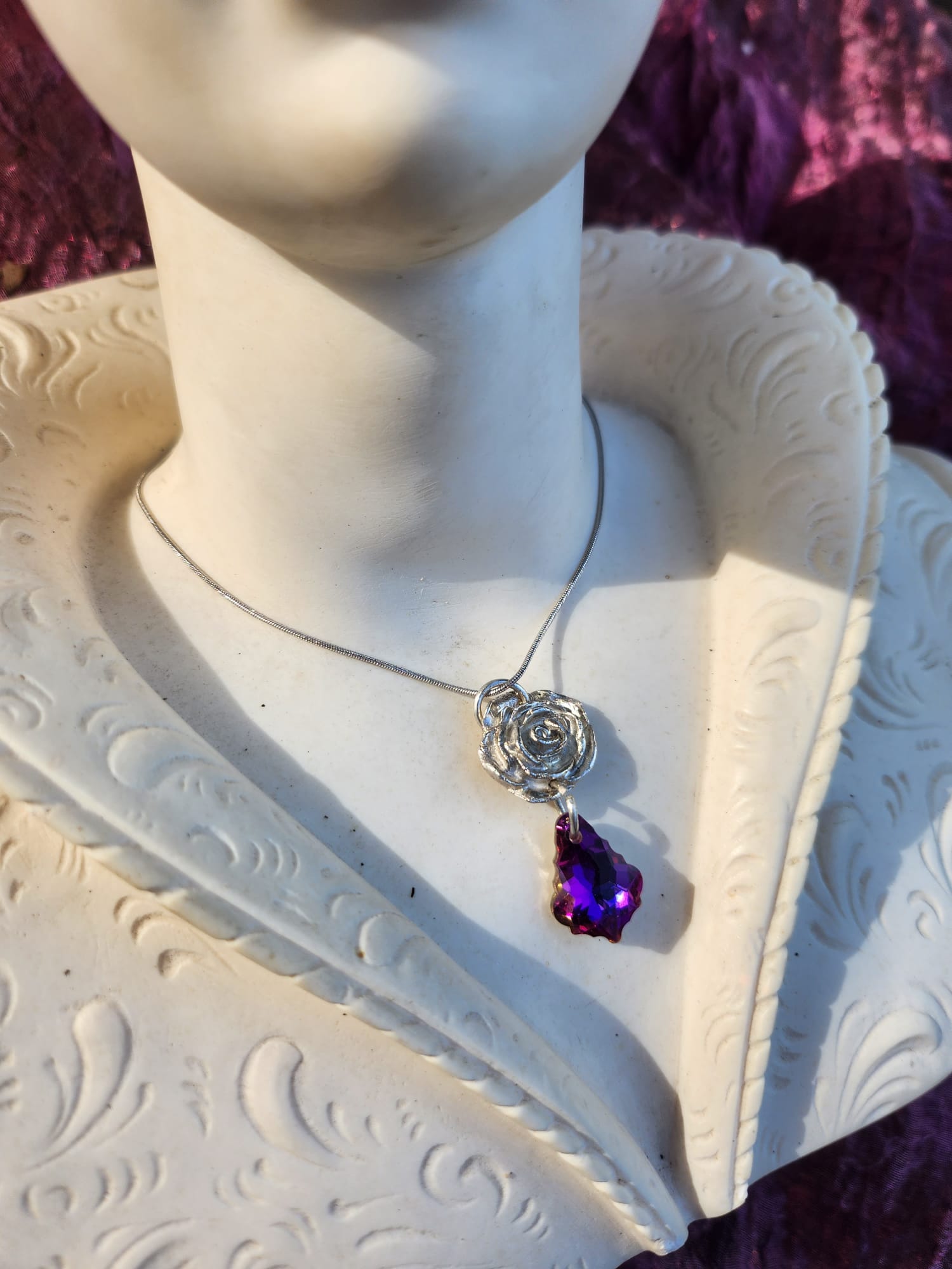 Conjunto de joyería de plata con cristal fucsia: collar y pendientes de rosa de plata fina 999 hechos a mano. Regalo de lujo de Fairycore. Conjunto de fantasía artesanal.