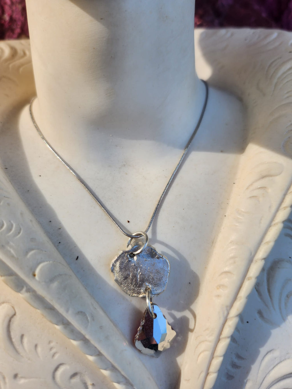 Conjunto de joyería de plata con cristal fucsia: collar y pendientes de rosa de plata fina 999 hechos a mano. Regalo de lujo de Fairycore. Conjunto de fantasía artesanal.