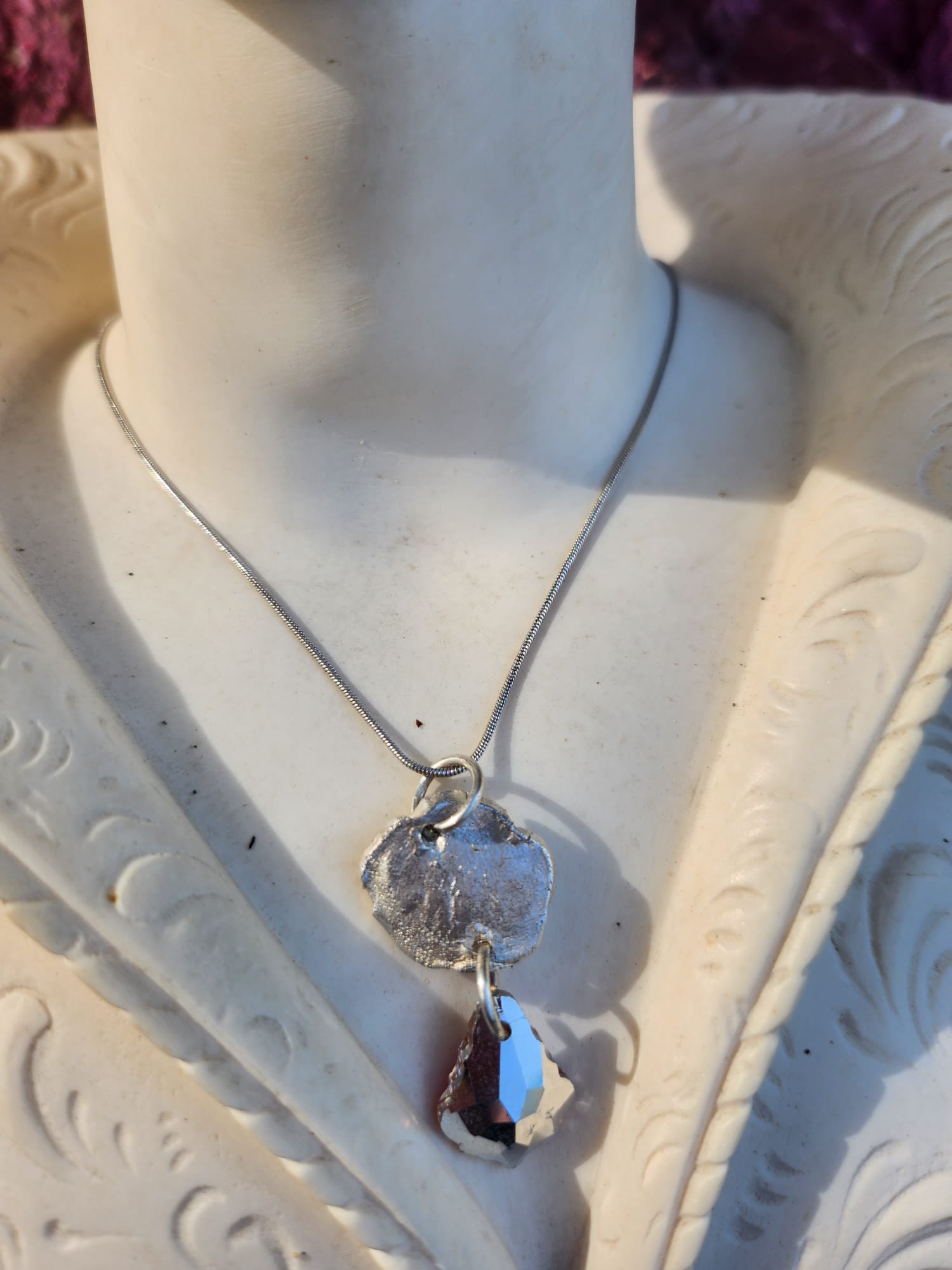 Conjunto de joyería de plata con cristal fucsia: collar y pendientes de rosa de plata fina 999 hechos a mano. Regalo de lujo de Fairycore. Conjunto de fantasía artesanal.