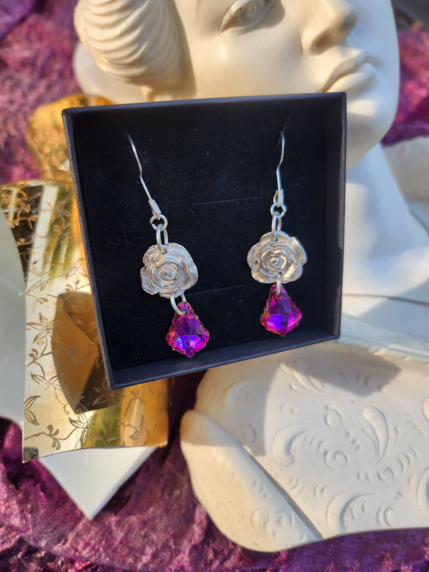 Conjunto de joyería de plata con cristal fucsia: collar y pendientes de rosa de plata fina 999 hechos a mano. Regalo de lujo de Fairycore. Conjunto de fantasía artesanal.