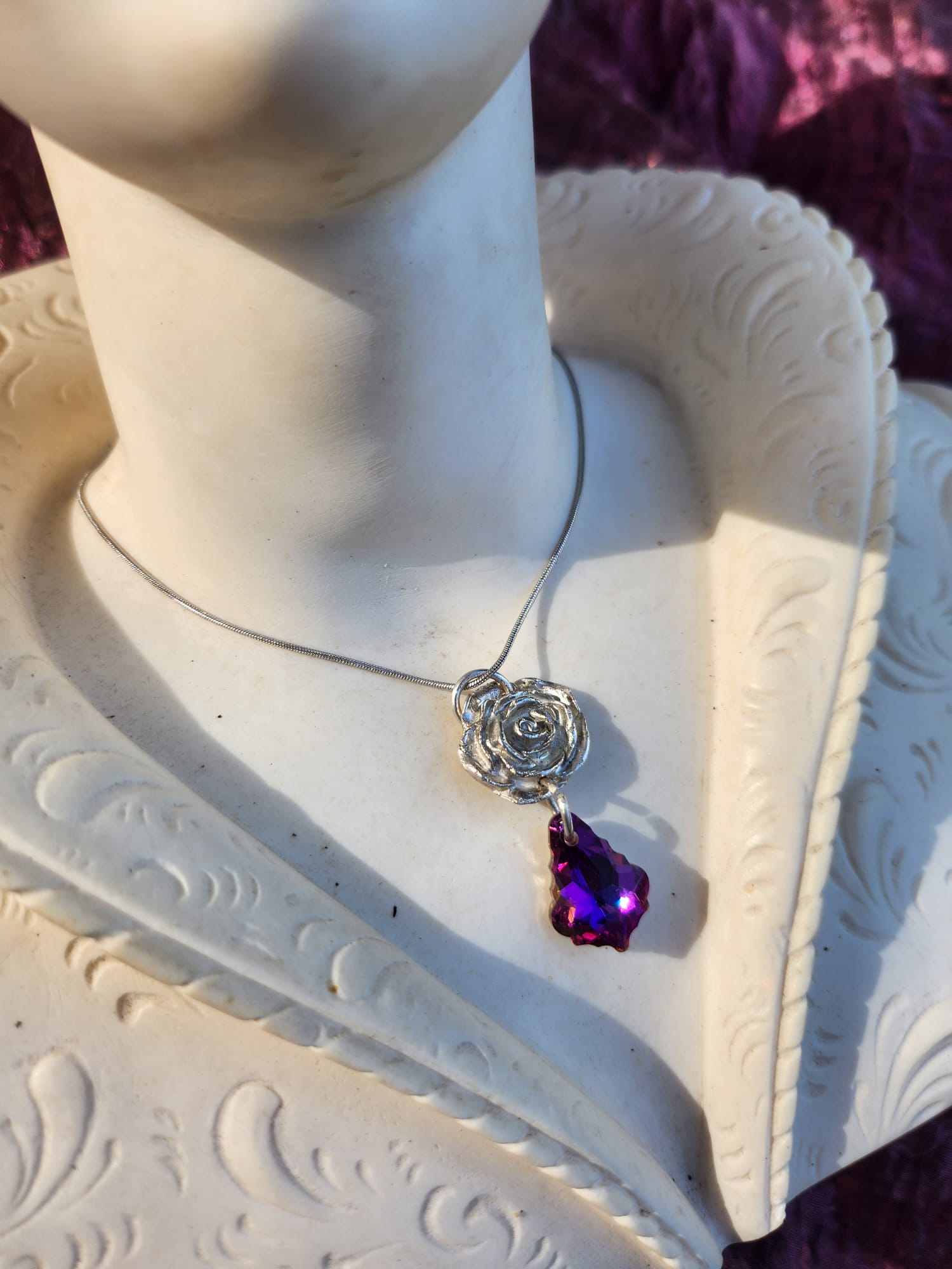 Conjunto de joyería de plata con cristal fucsia: collar y pendientes de rosa de plata fina 999 hechos a mano. Regalo de lujo de Fairycore. Conjunto de fantasía artesanal.