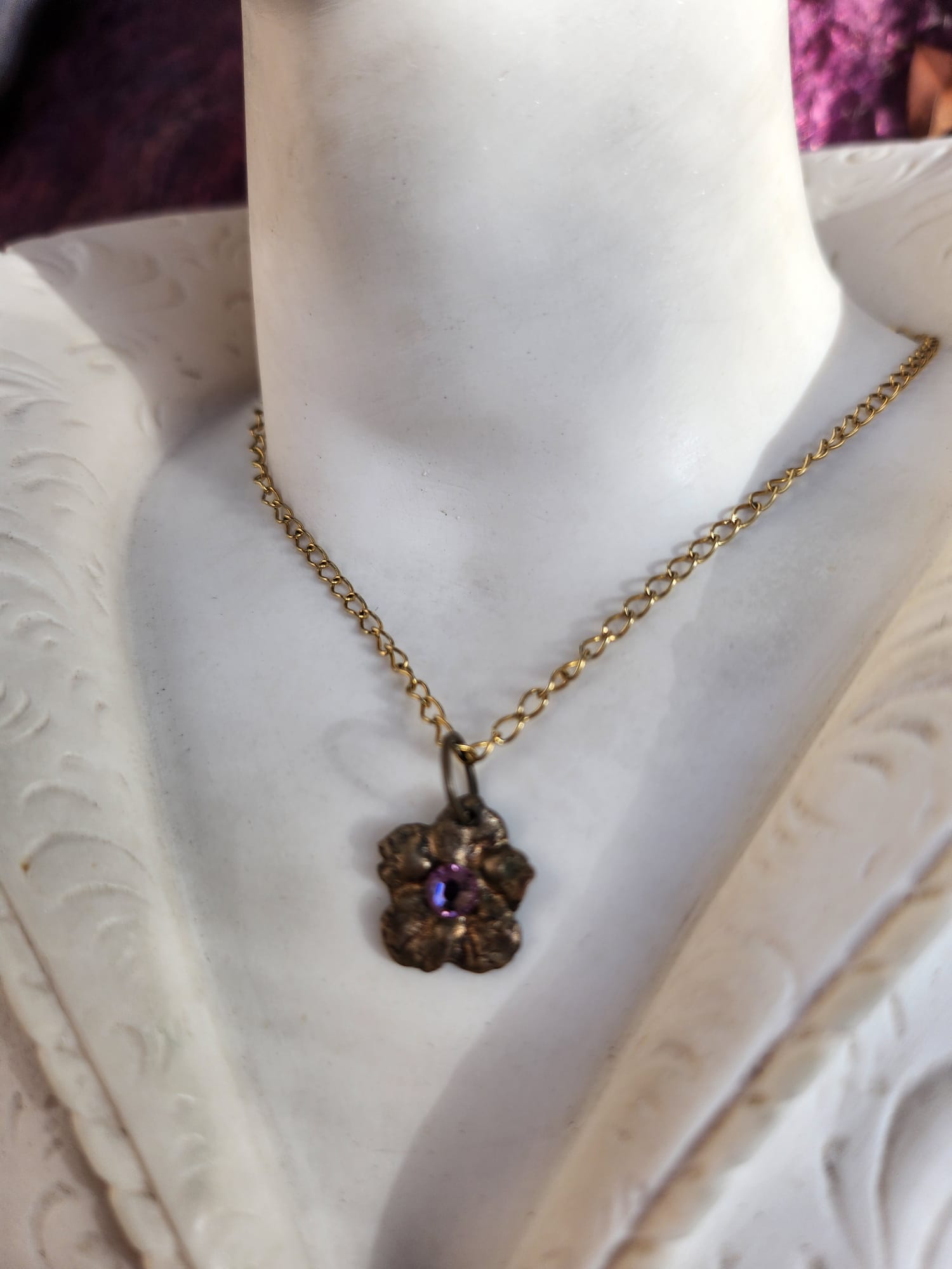 Coleção Flor Eterna – Pendente Flor em Bronze Feito à Mão com Cristal Rosa Claro