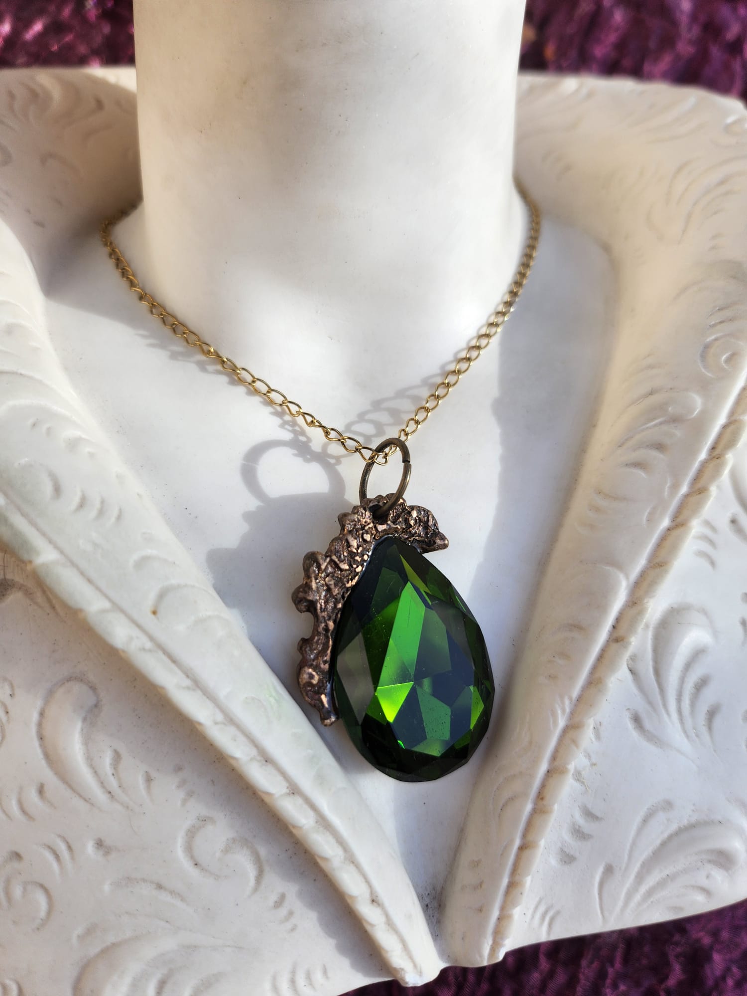 Colgante de lágrima verde esmeralda – Collar de bronce con forma de bosque – Joyería de brujas – Regalo de hadas hecho a mano