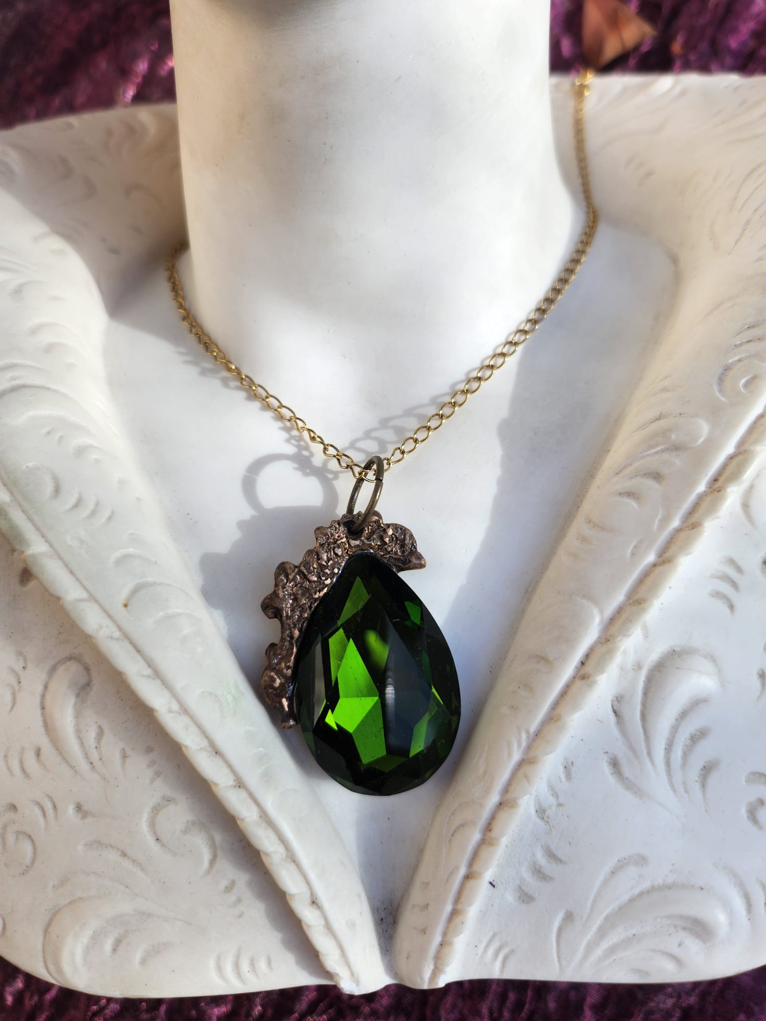 Colgante de lágrima verde esmeralda – Collar de bronce con forma de bosque – Joyería de brujas – Regalo de hadas hecho a mano