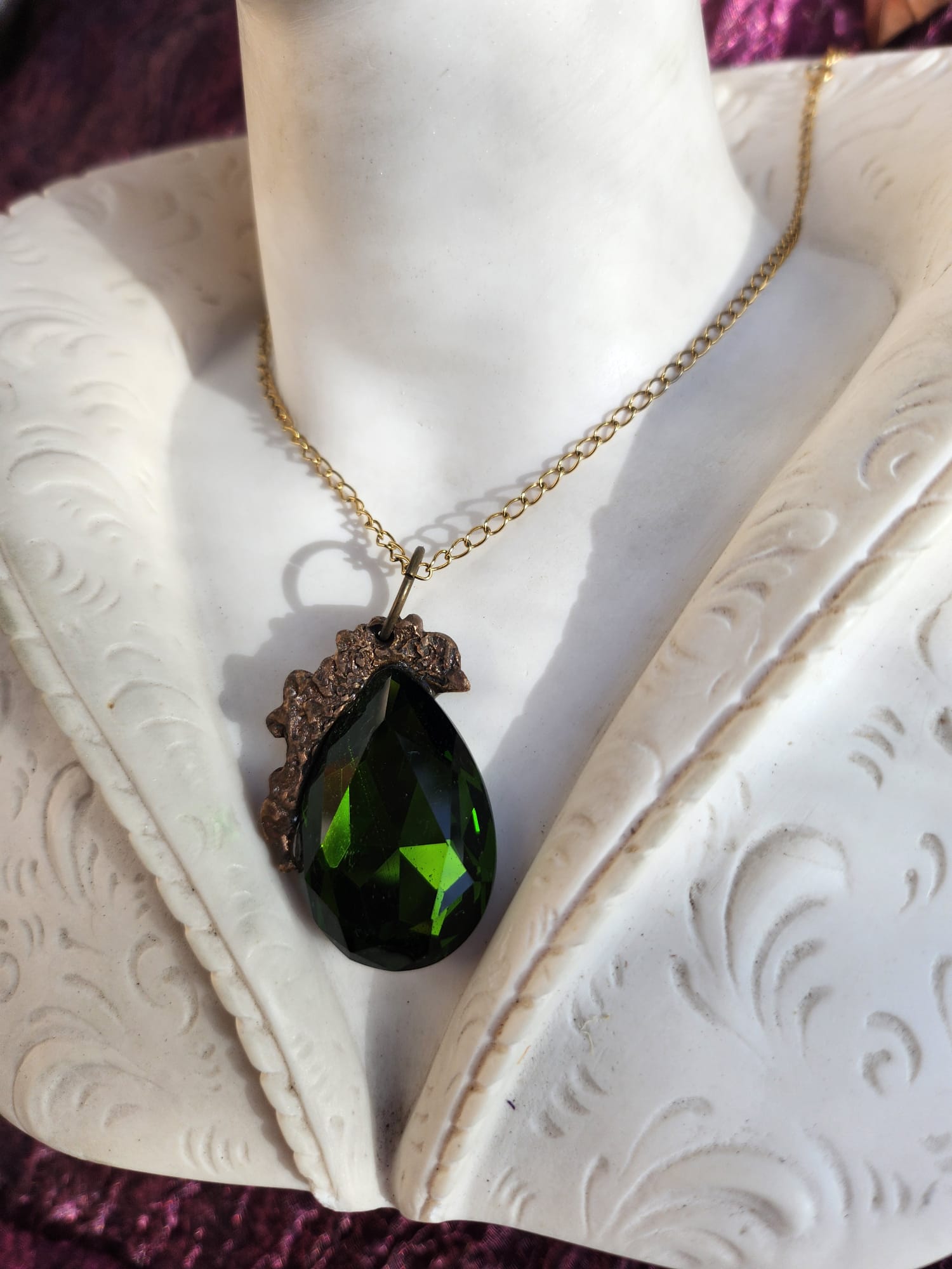 Colgante de lágrima verde esmeralda – Collar de bronce con forma de bosque – Joyería de brujas – Regalo de hadas hecho a mano