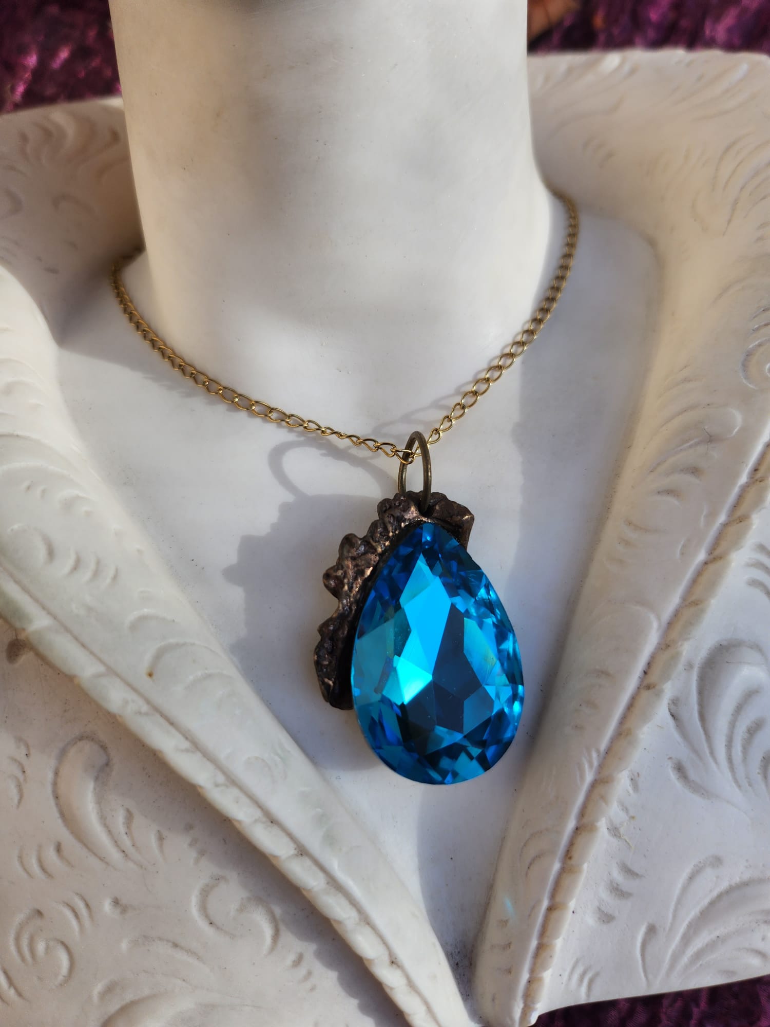 Colgante de cristal en forma de lágrima – Collar de bronce azul rey – Joyería de bruja hecha a mano – Regalo de hadas para ella