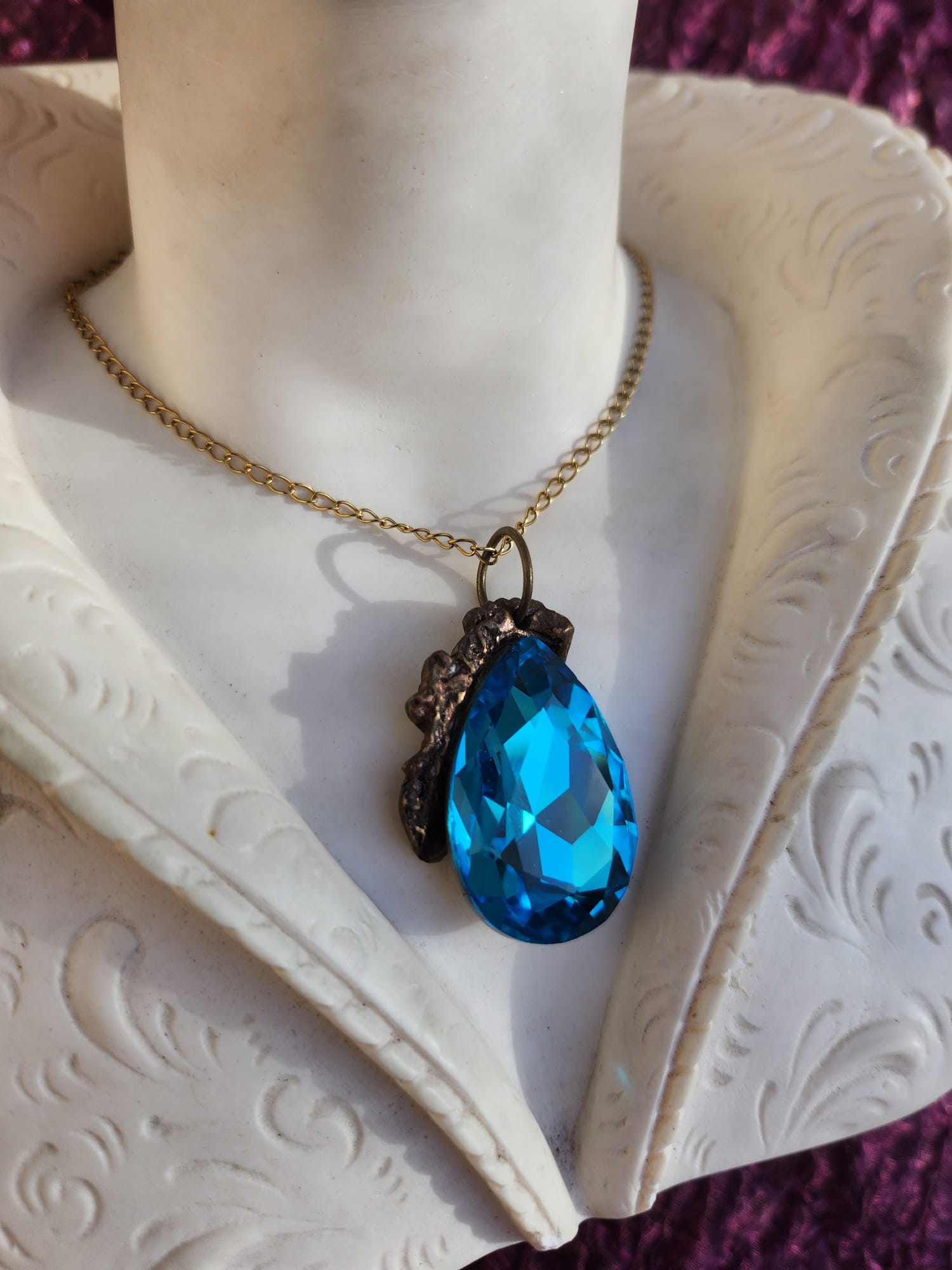 Colgante de cristal en forma de lágrima – Collar de bronce azul rey – Joyería de bruja hecha a mano – Regalo de hadas para ella