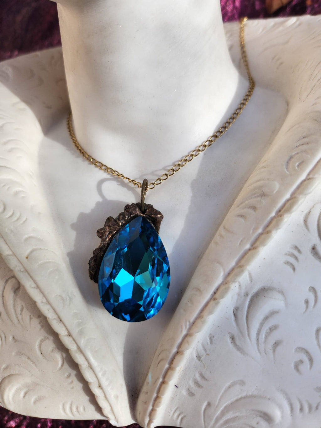 Colgante de cristal en forma de lágrima – Collar de bronce azul rey – Joyería de bruja hecha a mano – Regalo de hadas para ella