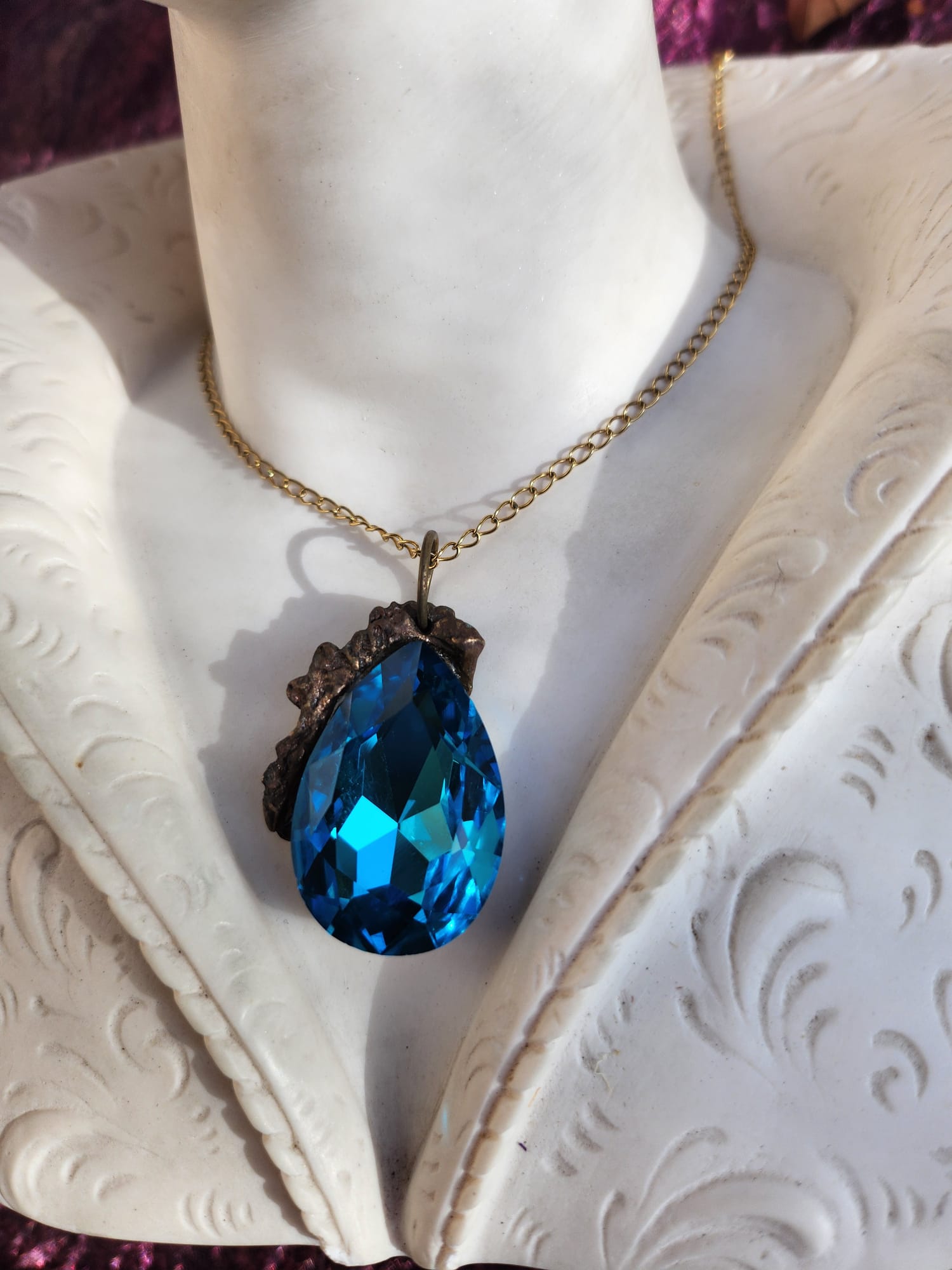Colgante de cristal en forma de lágrima – Collar de bronce azul rey – Joyería de bruja hecha a mano – Regalo de hadas para ella