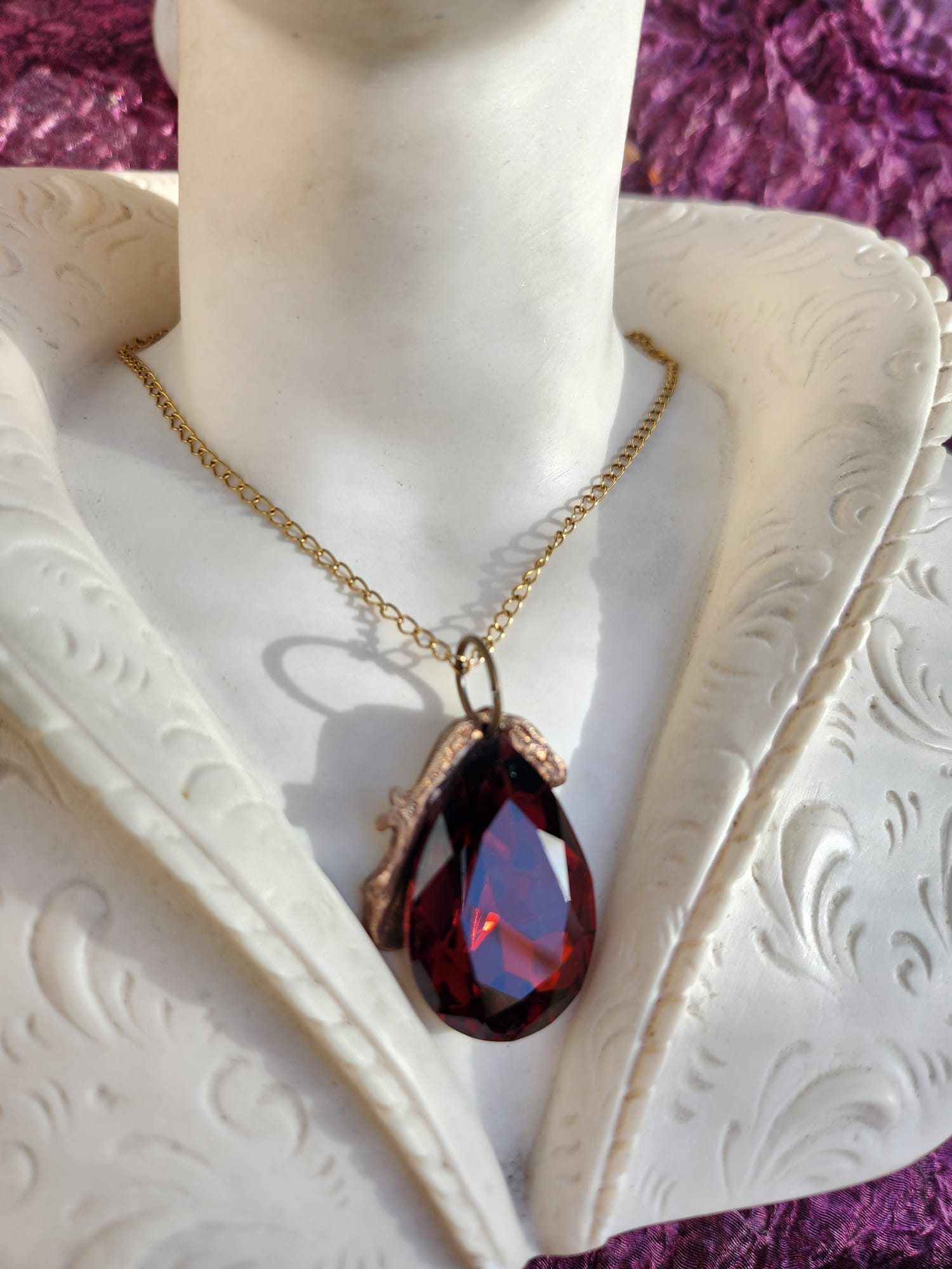 Collar de bronce con cristales de tierra – Colgante de energía arraigada – Joyería Witchcore hecha a mano – Regalo rústico único