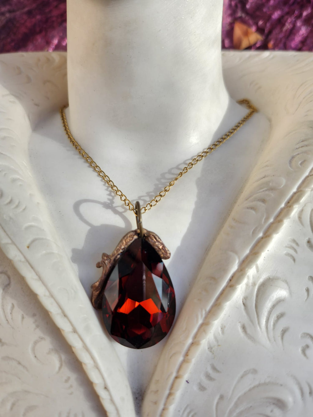 Collar de bronce con cristales de tierra – Colgante de energía arraigada – Joyería Witchcore hecha a mano – Regalo rústico único