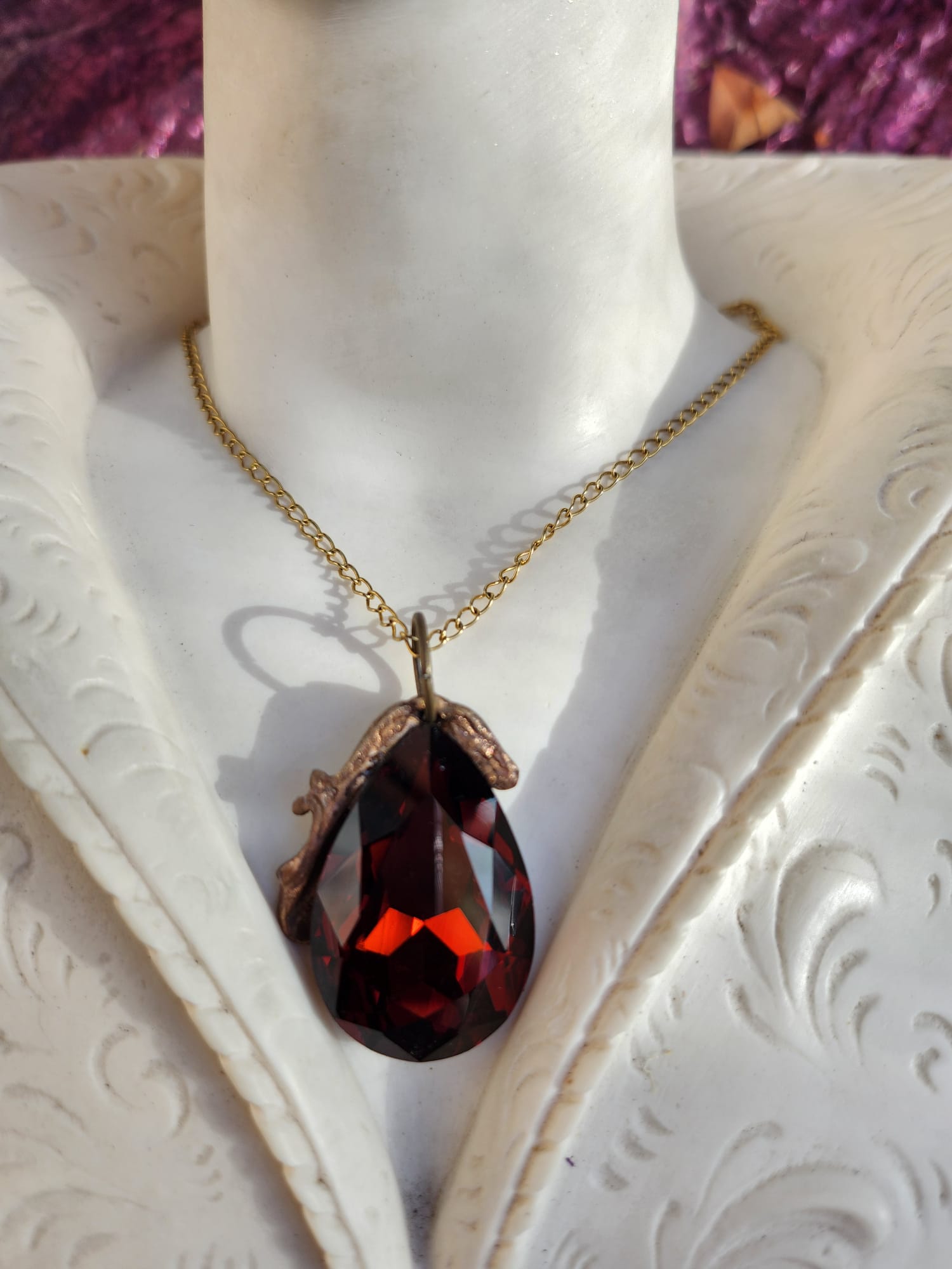 Collar de bronce con cristales de tierra – Colgante de energía arraigada – Joyería Witchcore hecha a mano – Regalo rústico único