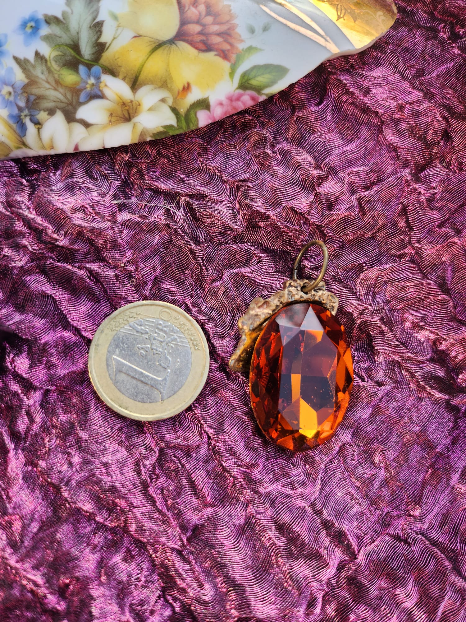 Colgante de bronce Emberlight – Cristal ovalado grande de ámbar – Joyería vintage encantada – Colgante ovalado hecho a mano – Amuleto colorido de Fairycore