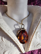 Colgante de bronce Emberlight – Cristal ovalado grande de ámbar – Joyería vintage encantada – Colgante ovalado hecho a mano – Amuleto colorido de Fairycore