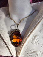 Colgante de bronce Emberlight – Cristal ovalado grande de ámbar – Joyería vintage encantada – Colgante ovalado hecho a mano – Amuleto colorido de Fairycore