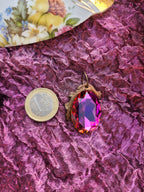 Colgante de bronce con llama de rosa silvestre – Cristal fucsia con brillo ámbar – Joyería encantada vintage – Colgante ovalado hecho a mano – Amuleto colorido de Fairycore