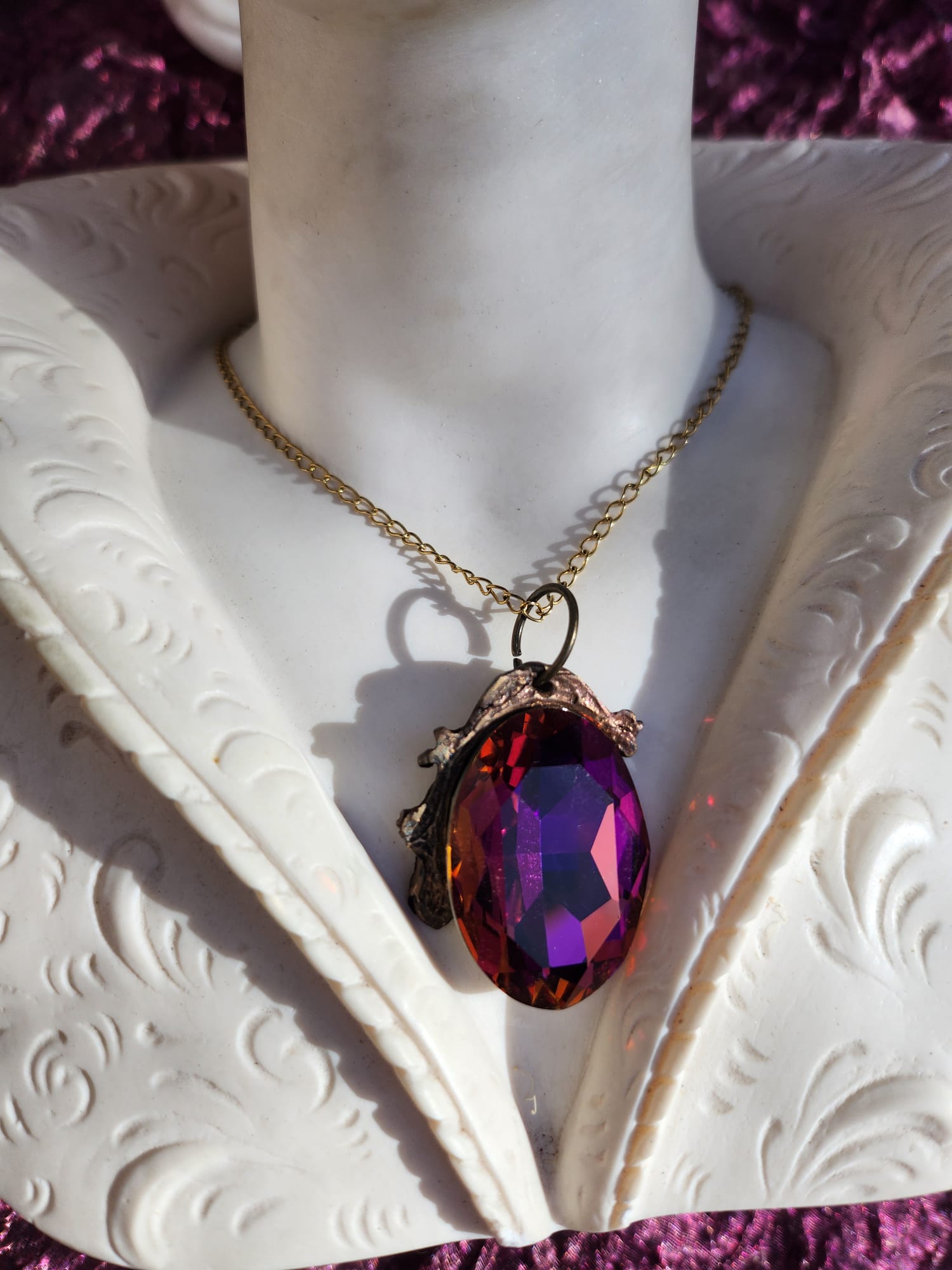 Colgante de bronce con llama de rosa silvestre – Cristal fucsia con brillo ámbar – Joyería encantada vintage – Colgante ovalado hecho a mano – Amuleto colorido de Fairycore