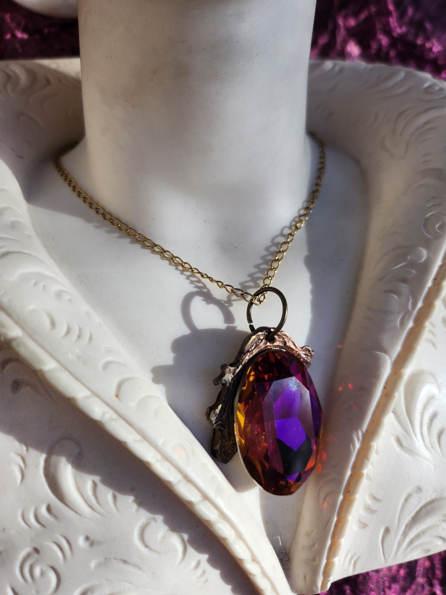 Colgante de bronce con llama de rosa silvestre – Cristal fucsia con brillo ámbar – Joyería encantada vintage – Colgante ovalado hecho a mano – Amuleto colorido de Fairycore
