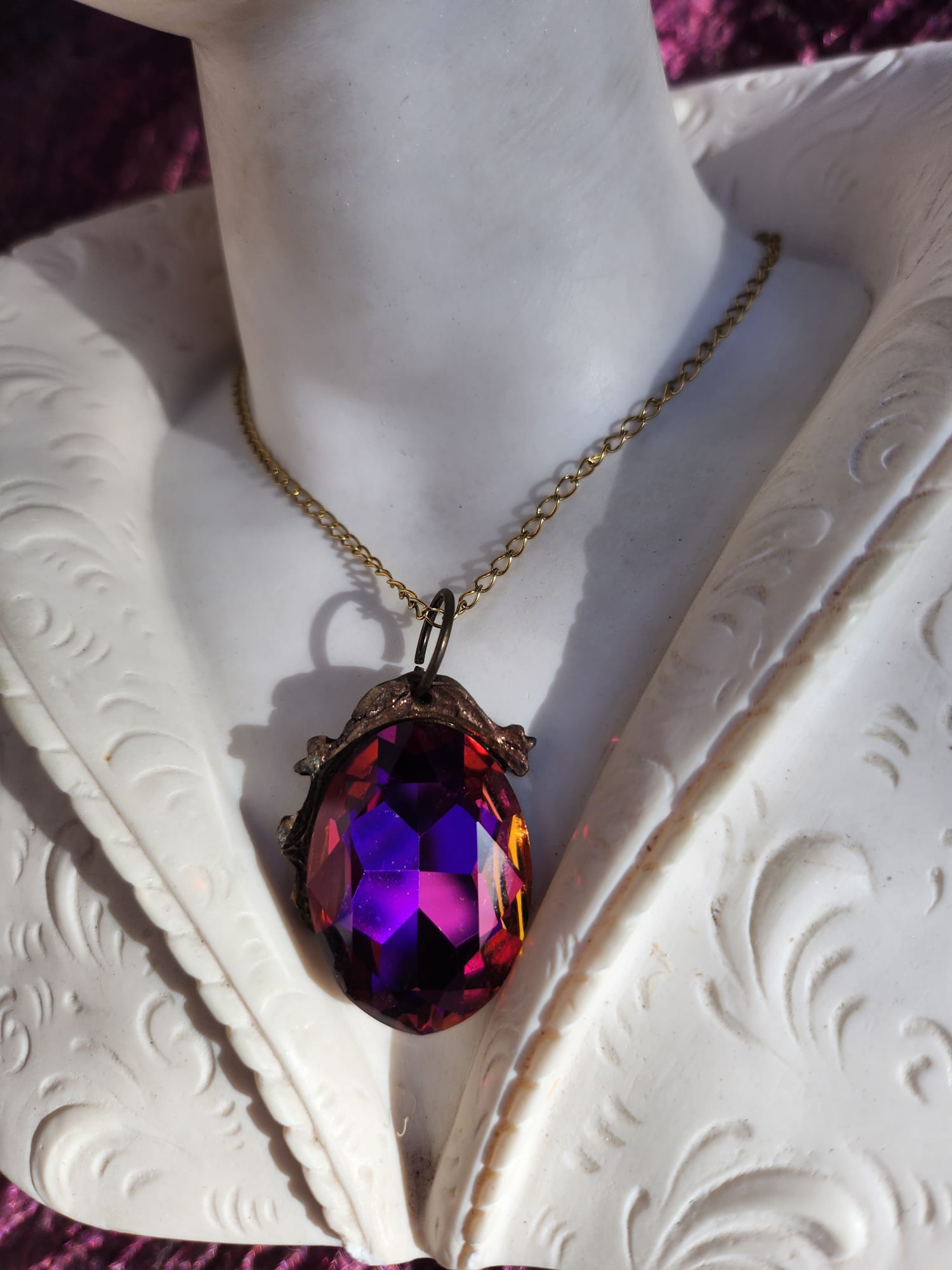 Colgante de bronce con llama de rosa silvestre – Cristal fucsia con brillo ámbar – Joyería encantada vintage – Colgante ovalado hecho a mano – Amuleto colorido de Fairycore