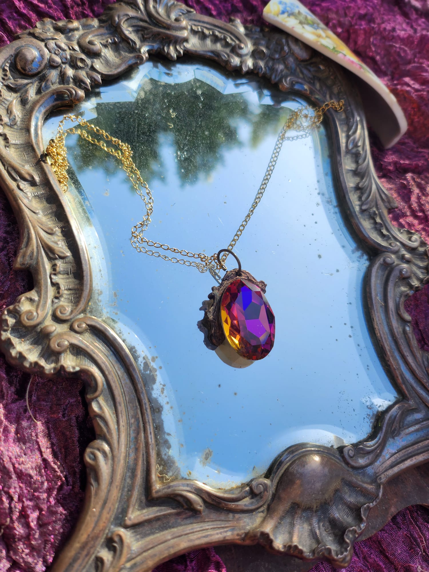 Colgante de bronce con llama de rosa silvestre – Cristal fucsia con brillo ámbar – Joyería encantada vintage – Colgante ovalado hecho a mano – Amuleto colorido de Fairycore