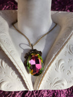 Colgante Flor de Hechicería – Cristal de Sandía en Bronce – Joyería Vintage Encantada – Colgante Ovalado Hecho a Mano – Amuleto Colorido de Fairycore