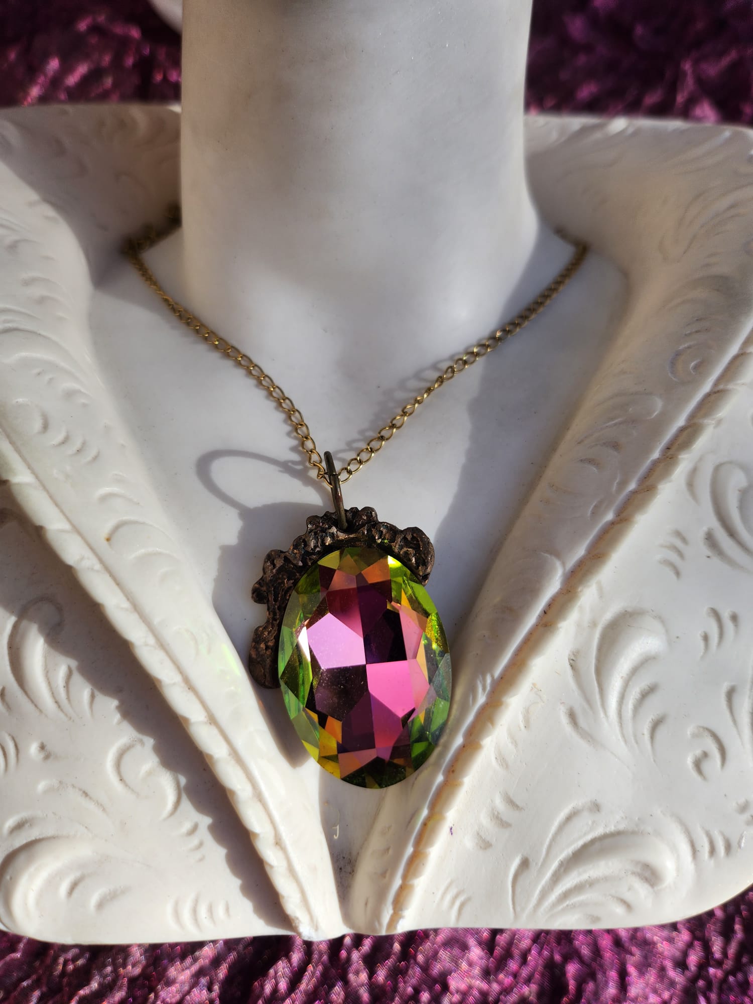 Colgante Flor de Hechicería – Cristal de Sandía en Bronce – Joyería Vintage Encantada – Colgante Ovalado Hecho a Mano – Amuleto Colorido de Fairycore