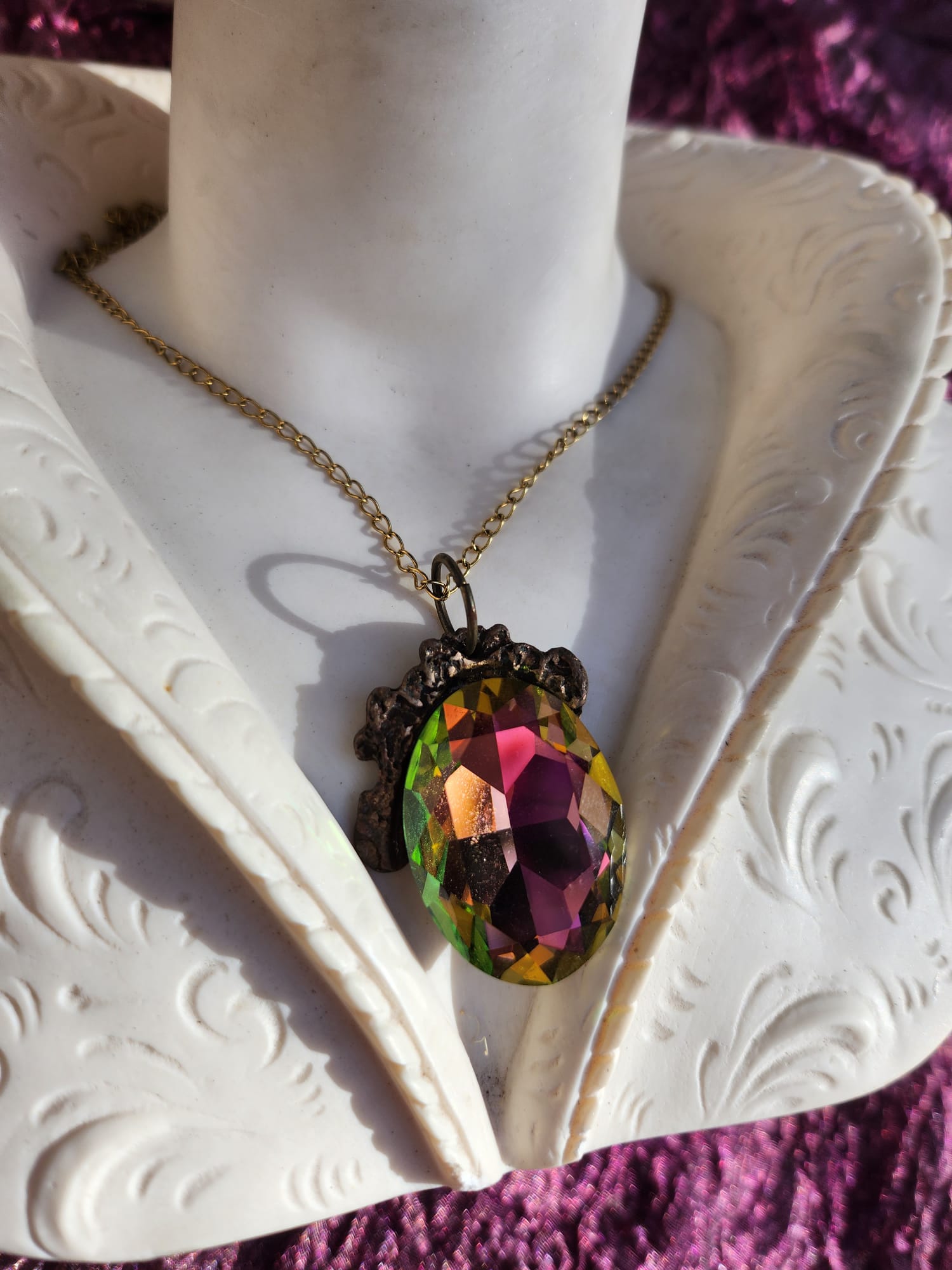 Colgante Flor de Hechicería – Cristal de Sandía en Bronce – Joyería Vintage Encantada – Colgante Ovalado Hecho a Mano – Amuleto Colorido de Fairycore