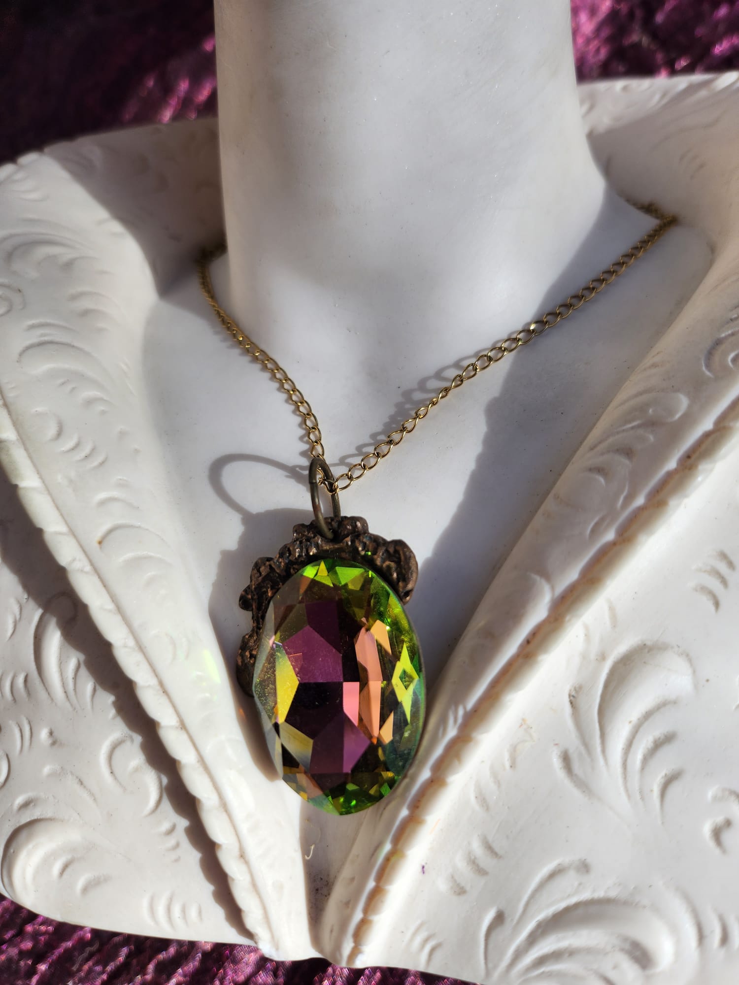 Colgante Flor de Hechicería – Cristal de Sandía en Bronce – Joyería Vintage Encantada – Colgante Ovalado Hecho a Mano – Amuleto Colorido de Fairycore