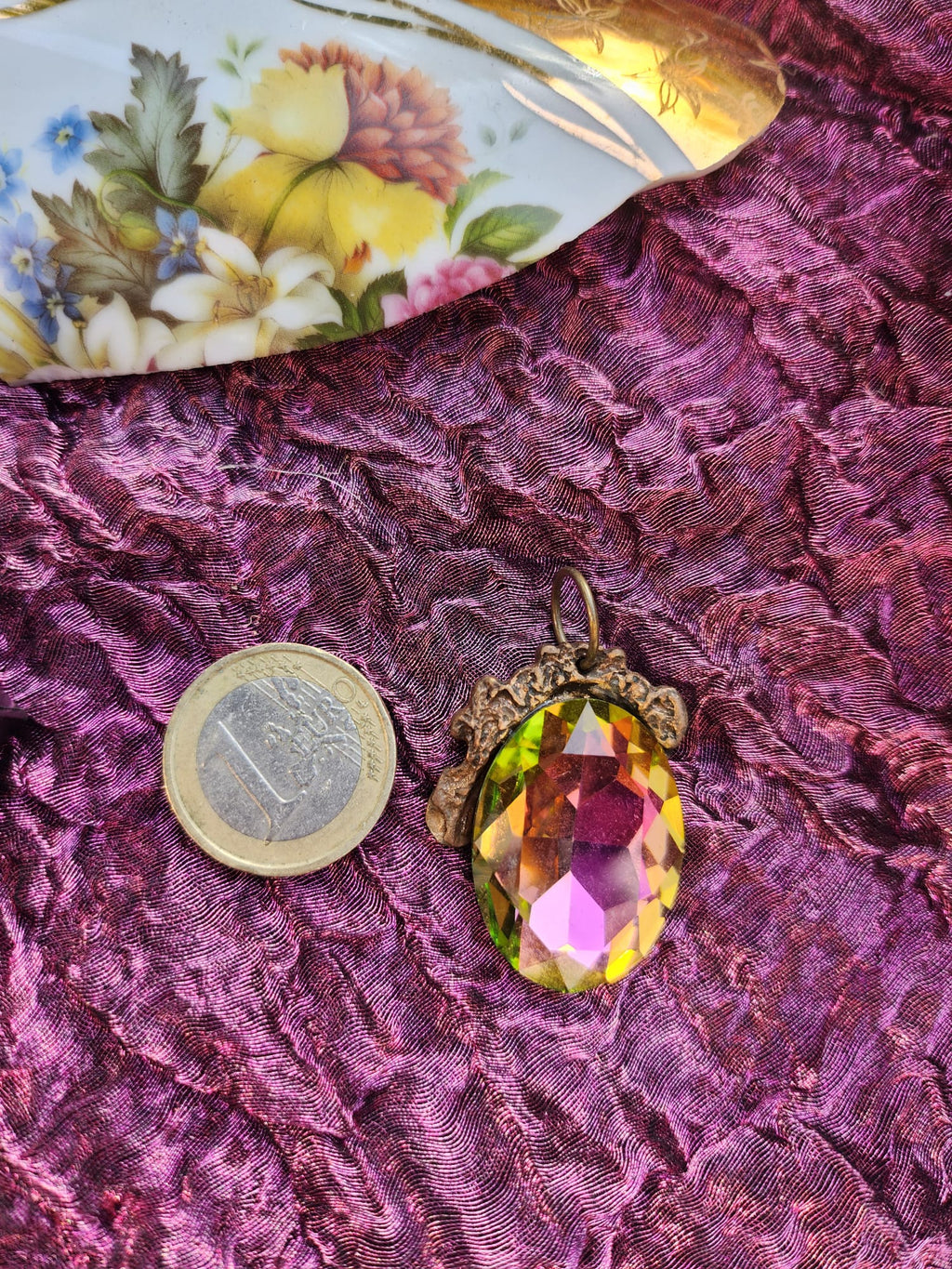 Colgante Flor de Hechicería – Cristal de Sandía en Bronce – Joyería Vintage Encantada – Colgante Ovalado Hecho a Mano – Amuleto Colorido de Fairycore