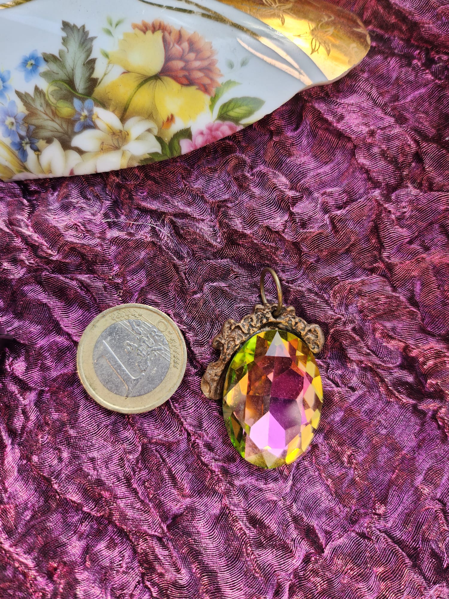 Colgante Flor de Hechicería – Cristal de Sandía en Bronce – Joyería Vintage Encantada – Colgante Ovalado Hecho a Mano – Amuleto Colorido de Fairycore