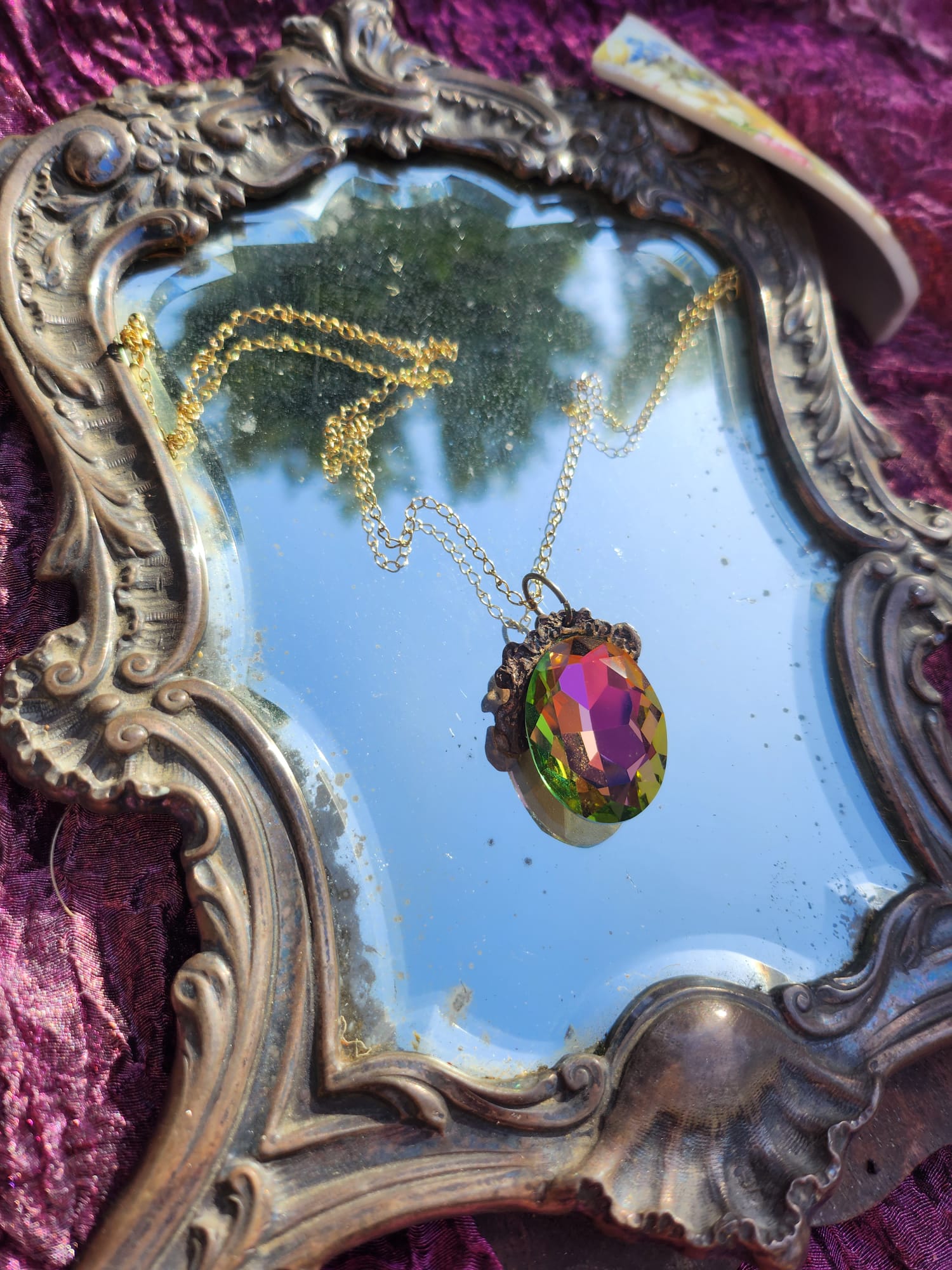 Colgante Flor de Hechicería – Cristal de Sandía en Bronce – Joyería Vintage Encantada – Colgante Ovalado Hecho a Mano – Amuleto Colorido de Fairycore