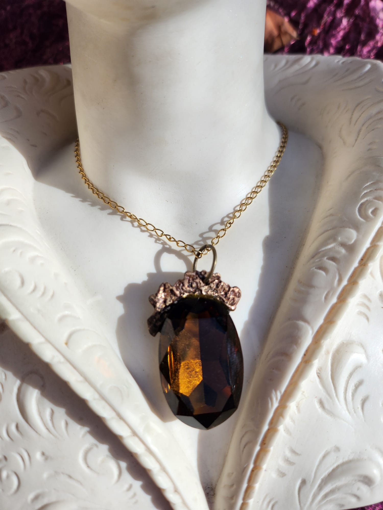 Colgante de bronce Earthcore – Cristal ovalado marrón oscuro – Joyería vintage encantada – Colgante ovalado hecho a mano – Amuleto colorido de Fairycore