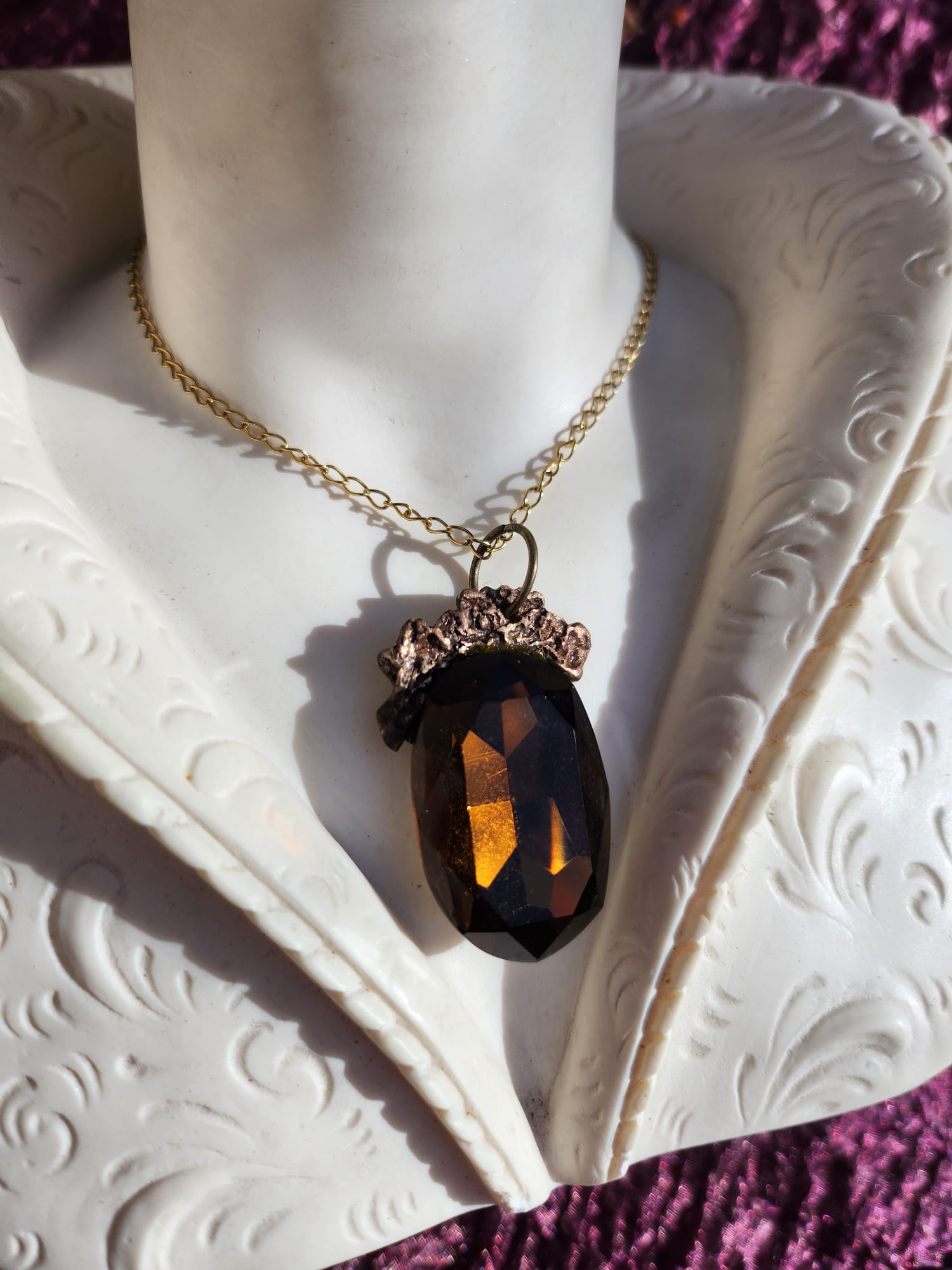 Colgante de bronce Earthcore – Cristal ovalado marrón oscuro – Joyería vintage encantada – Colgante ovalado hecho a mano – Amuleto colorido de Fairycore