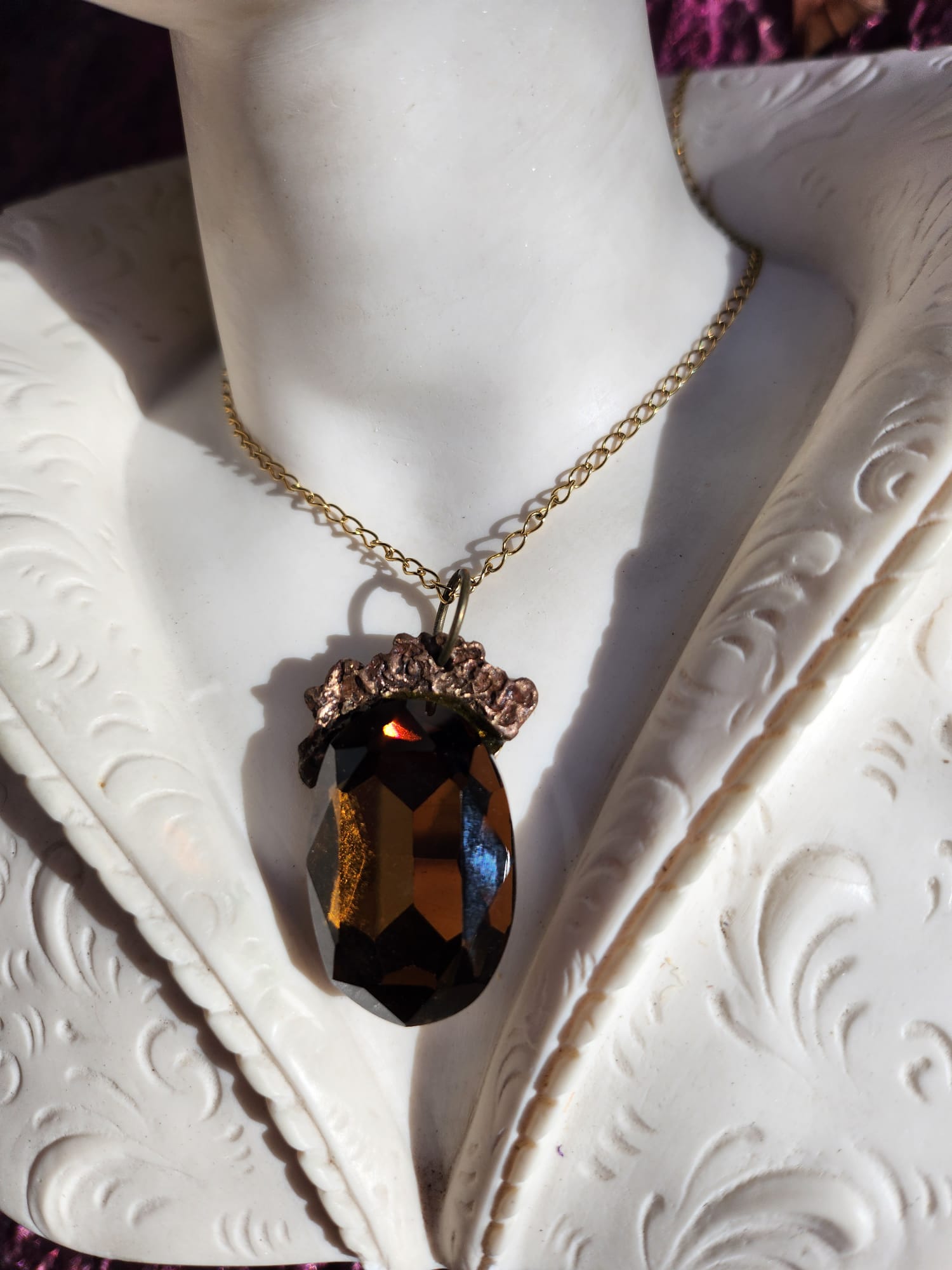 Colgante de bronce Earthcore – Cristal ovalado marrón oscuro – Joyería vintage encantada – Colgante ovalado hecho a mano – Amuleto colorido de Fairycore