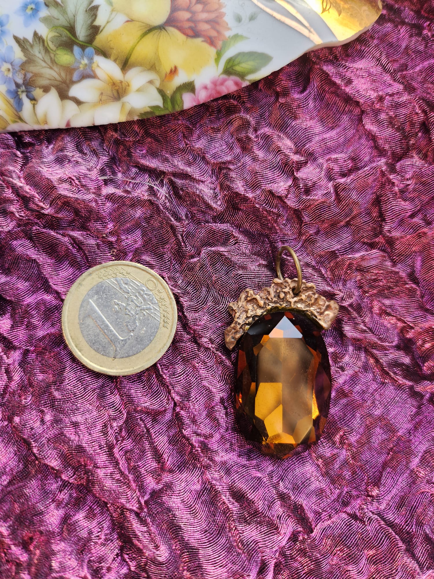 Coleção Barroca Mística – Pendente artesanal em bronze com cristal oval castanho