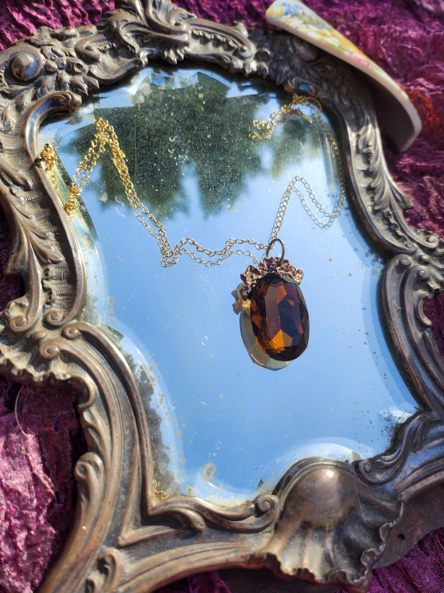 Colgante de bronce Earthcore – Cristal ovalado marrón oscuro – Joyería vintage encantada – Colgante ovalado hecho a mano – Amuleto colorido de Fairycore
