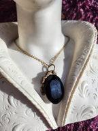Colgante de llama de amatista – Collar de bronce morado intenso – Joyería vintage encantada – Colgante ovalado hecho a mano – Amuleto colorido de Fairycore