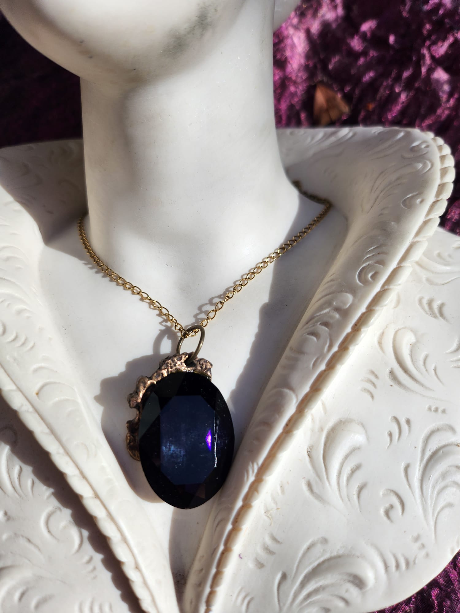 Colgante de llama de amatista – Collar de bronce morado intenso – Joyería vintage encantada – Colgante ovalado hecho a mano – Amuleto colorido de Fairycore