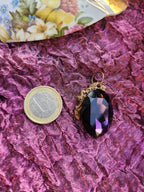 Colgante de llama de amatista – Collar de bronce morado intenso – Joyería vintage encantada – Colgante ovalado hecho a mano – Amuleto colorido de Fairycore