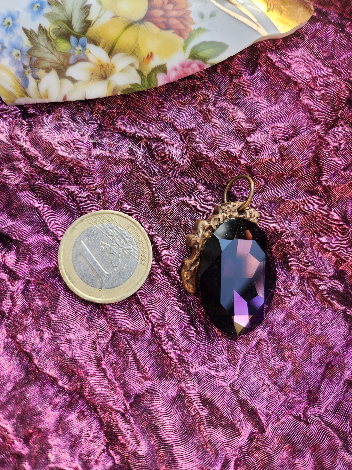 Colgante de llama de amatista – Collar de bronce morado intenso – Joyería vintage encantada – Colgante ovalado hecho a mano – Amuleto colorido de Fairycore