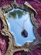 Colgante de llama de amatista – Collar de bronce morado intenso – Joyería vintage encantada – Colgante ovalado hecho a mano – Amuleto colorido de Fairycore