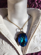 Colgante Oceanfire – Cristal azul intenso en bronce crudo – Joyería vintage encantada – Regalo mágico para ella – Amuleto colorido de Fairycore