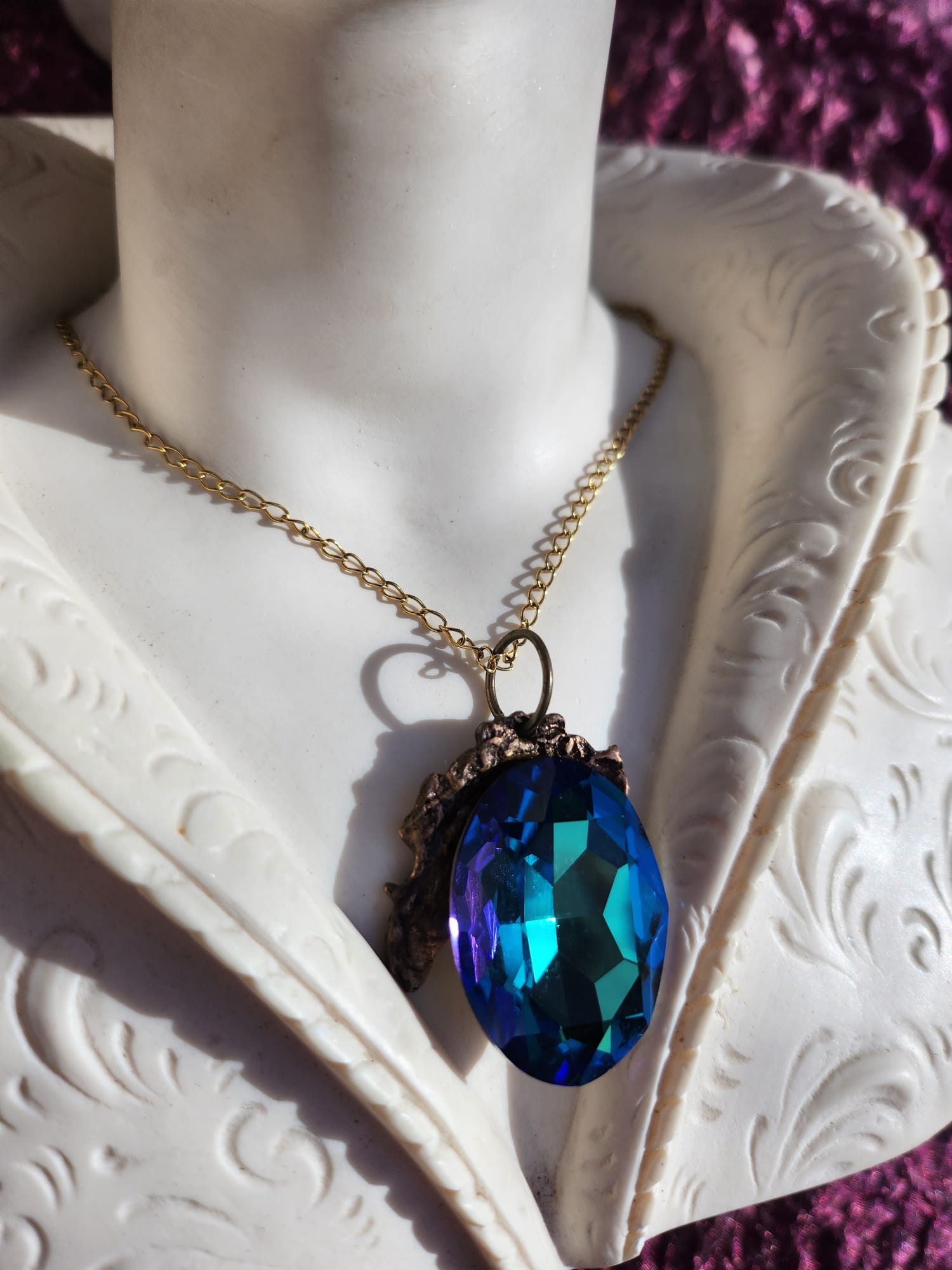 Colgante Oceanfire – Cristal azul intenso en bronce crudo – Joyería vintage encantada – Regalo mágico para ella – Amuleto colorido de Fairycore