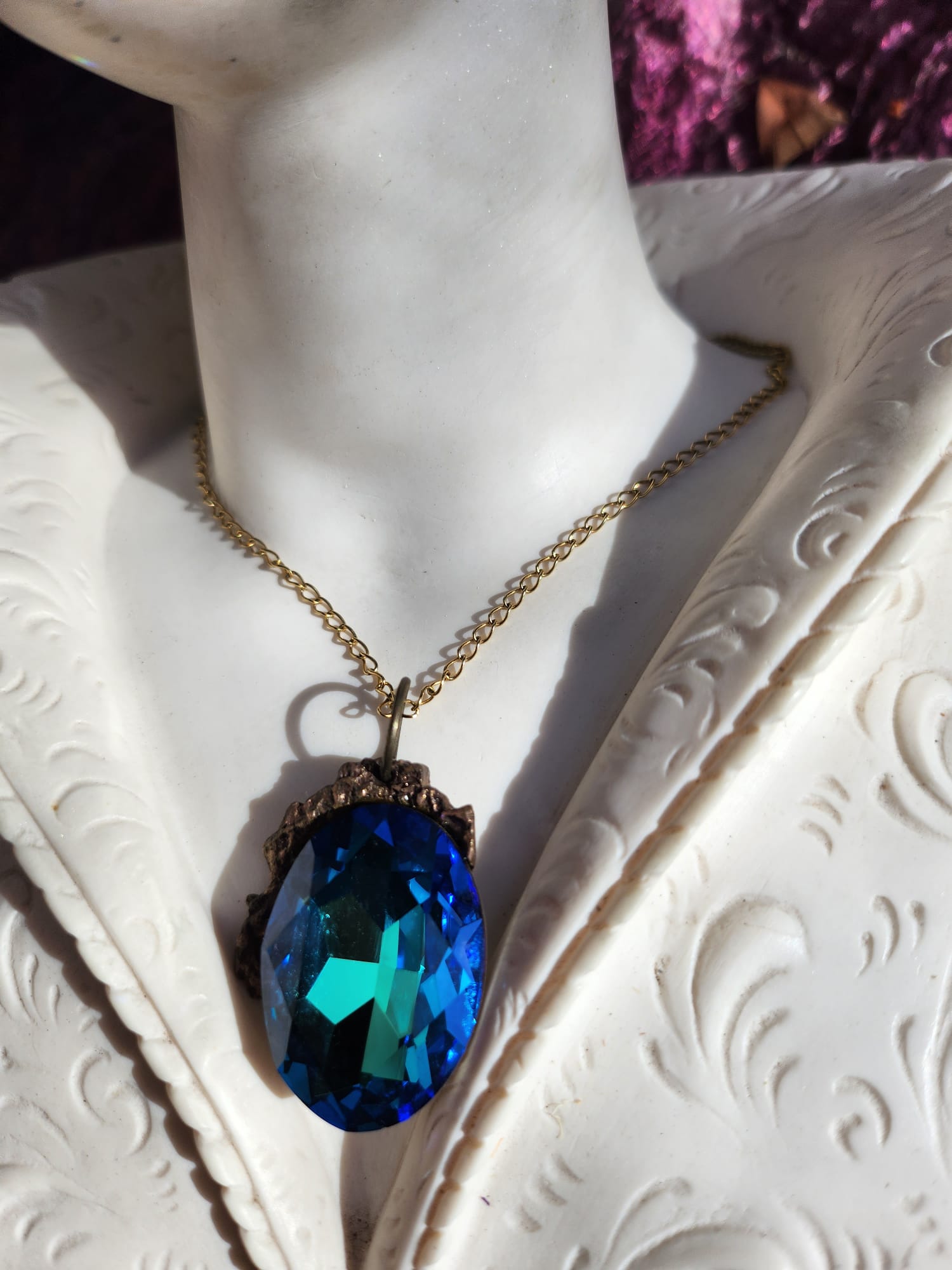 Colgante Oceanfire – Cristal azul intenso en bronce crudo – Joyería vintage encantada – Regalo mágico para ella – Amuleto colorido de Fairycore