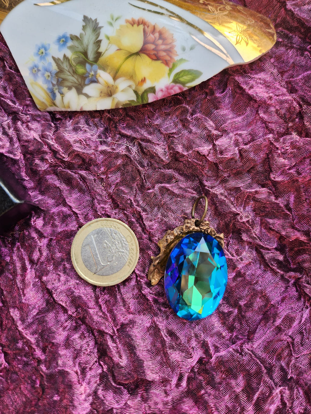 Colgante Oceanfire – Cristal azul intenso en bronce crudo – Joyería vintage encantada – Regalo mágico para ella – Amuleto colorido de Fairycore